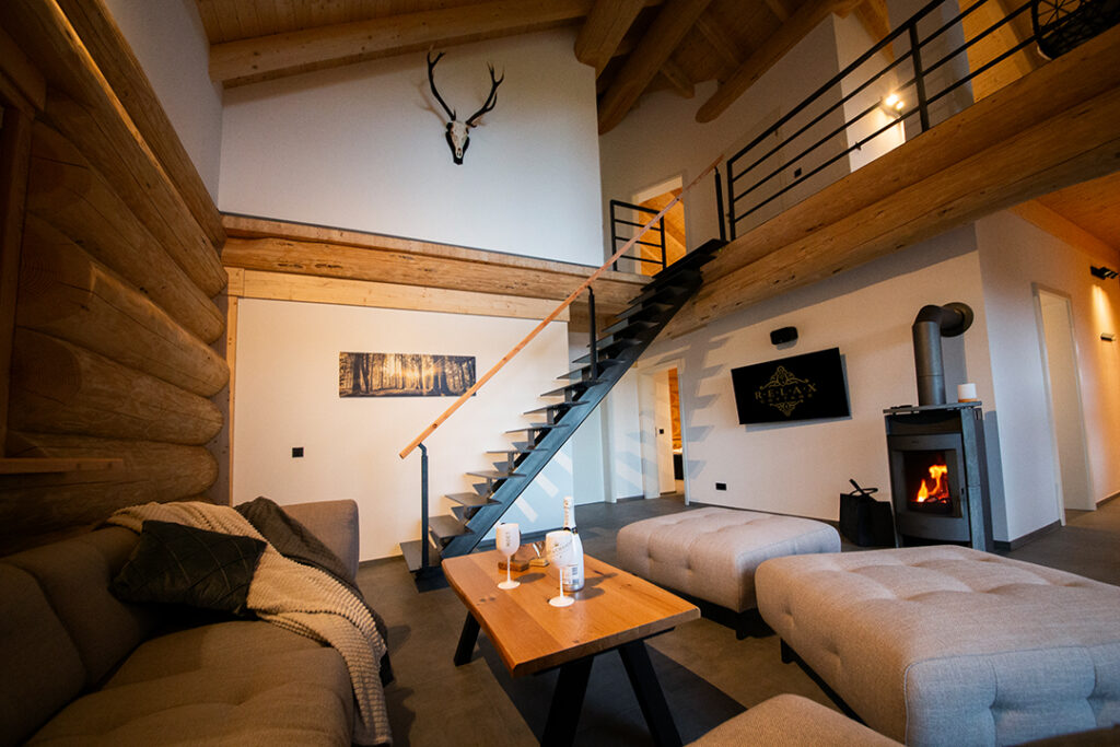 Wellness Urlaub im Holz Chalet Canadian Dream in der Eifel für max 6 Erwachsene und 2 Kinder inklusive Whirlpool, Sauna und Kamin. Wellness holiday in the Canadian Dream wooden chalet in the Eifel for up to 6 adults and 2 children, including a whirlpool, sauna, and fireplace. Séjour bien-être dans le chalet en bois Canadian Dream dans l'Eifel pour un maximum de 6 adultes et 2 enfants, avec jacuzzi, sauna et cheminée. Wellnessvakantie in het houten chalet Canadian Dream in de Eifel voor maximaal 6 volwassenen en 2 kinderen, inclusief een jacuzzi, sauna en open haard. - Relax Cottage