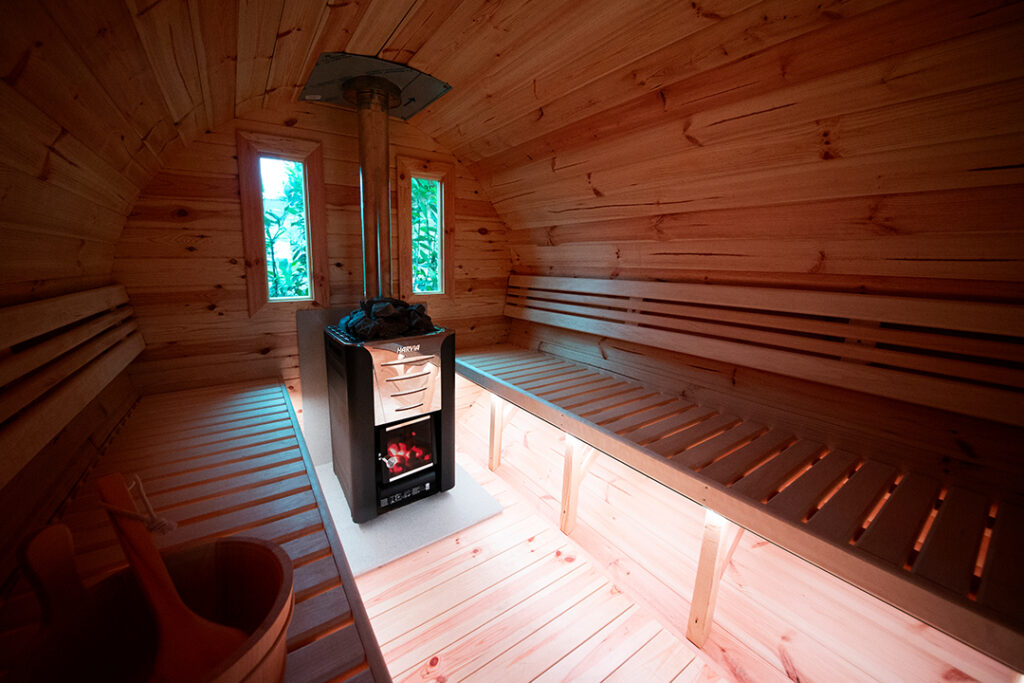 Wellness Urlaub im Holz Chalet Canadian Dream in der Eifel für max 6 Erwachsene und 2 Kinder inklusive Whirlpool, Sauna und Kamin. Wellness holiday in the Canadian Dream wooden chalet in the Eifel for up to 6 adults and 2 children, including a whirlpool, sauna, and fireplace. Séjour bien-être dans le chalet en bois Canadian Dream dans l'Eifel pour un maximum de 6 adultes et 2 enfants, avec jacuzzi, sauna et cheminée. Wellnessvakantie in het houten chalet Canadian Dream in de Eifel voor maximaal 6 volwassenen en 2 kinderen, inclusief een jacuzzi, sauna en open haard. - Relax Cottage