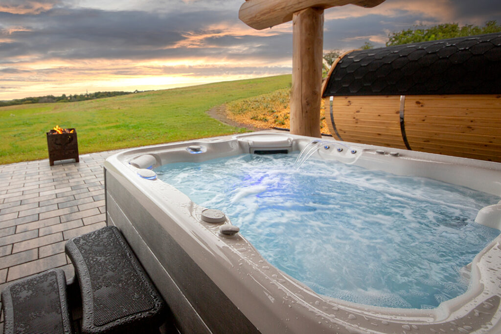 Wellness Urlaub im Holz Chalet Canadian Dream in der Eifel für max 6 Erwachsene und 2 Kinder inklusive Whirlpool, Sauna und Kamin. Wellness holiday in the Canadian Dream wooden chalet in the Eifel for up to 6 adults and 2 children, including a whirlpool, sauna, and fireplace. Séjour bien-être dans le chalet en bois Canadian Dream dans l'Eifel pour un maximum de 6 adultes et 2 enfants, avec jacuzzi, sauna et cheminée. Wellnessvakantie in het houten chalet Canadian Dream in de Eifel voor maximaal 6 volwassenen en 2 kinderen, inclusief een jacuzzi, sauna en open haard. - Relax Cottage