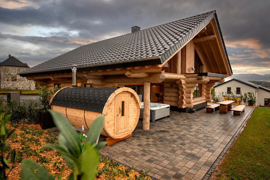 Wellness Urlaub im Holz Chalet Canadian Dream in der Eifel für max 6 Erwachsene und 2 Kinder inklusive Whirlpool, Sauna und Kamin. Wellness holiday in the Canadian Dream wooden chalet in the Eifel for up to 6 adults and 2 children, including a whirlpool, sauna, and fireplace. Séjour bien-être dans le chalet en bois Canadian Dream dans l'Eifel pour un maximum de 6 adultes et 2 enfants, avec jacuzzi, sauna et cheminée. Wellnessvakantie in het houten chalet Canadian Dream in de Eifel voor maximaal 6 volwassenen en 2 kinderen, inclusief een jacuzzi, sauna en open haard. - Relax Cottage