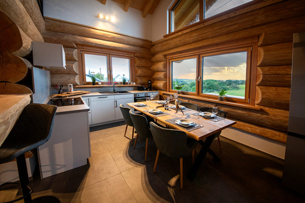 Wellness Urlaub im Holz Chalet Canadian Dream in der Eifel für max 6 Erwachsene und 2 Kinder inklusive Whirlpool, Sauna und Kamin. Wellness holiday in the Canadian Dream wooden chalet in the Eifel for up to 6 adults and 2 children, including a whirlpool, sauna, and fireplace. Séjour bien-être dans le chalet en bois Canadian Dream dans l'Eifel pour un maximum de 6 adultes et 2 enfants, avec jacuzzi, sauna et cheminée. Wellnessvakantie in het houten chalet Canadian Dream in de Eifel voor maximaal 6 volwassenen en 2 kinderen, inclusief een jacuzzi, sauna en open haard. - Relax Cottage
